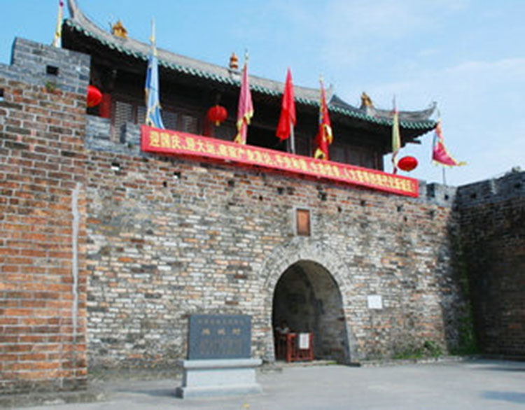 大鹏古城大门侧面2.jpg